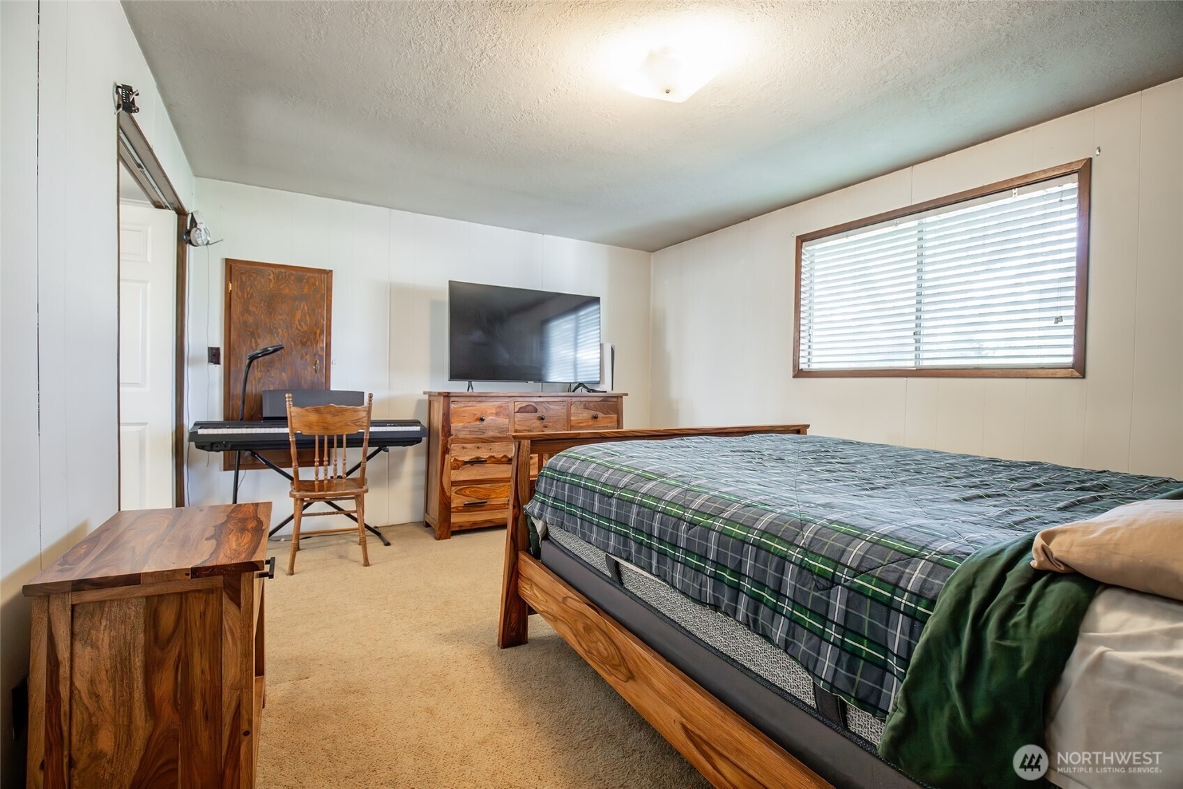 110 Strande Road Ellensburg, WA 98926 - Photo 20 of 39 a bedroom with a bed and a table in it