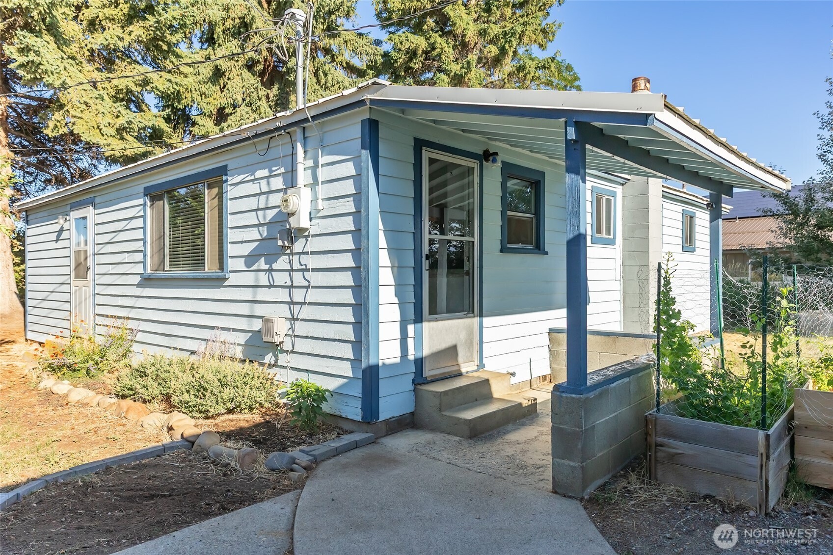 110 Strande Road Ellensburg, WA 98926 - Photo 2 of 39 a front view of a house with porch