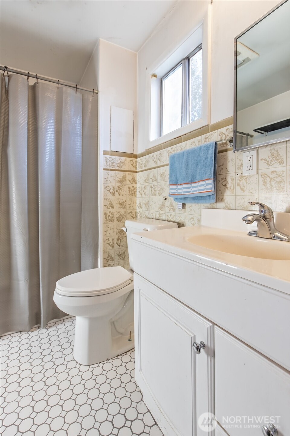 110 Strande Road Ellensburg, WA 98926 - Photo 25 of 39 a bathroom with a sink toilet and shower
