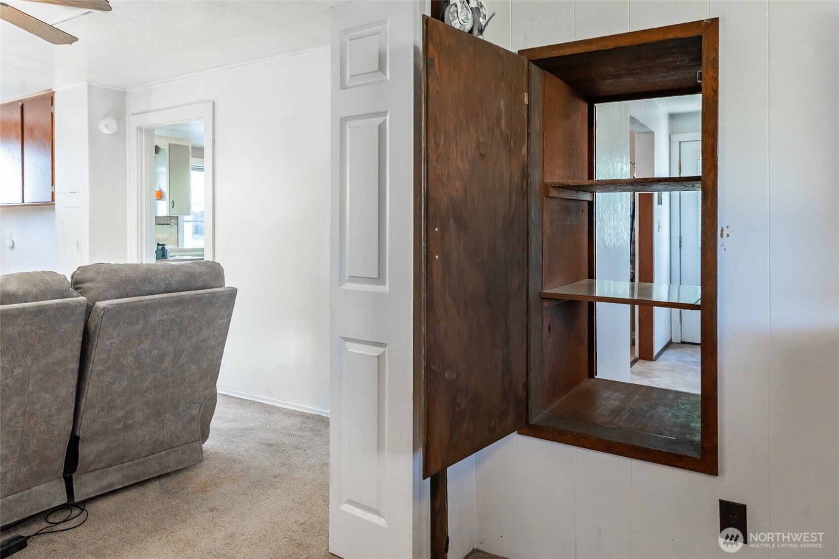110 Strande Road Ellensburg, WA 98926 - Photo 29 of 39 a living room with furniture and a window