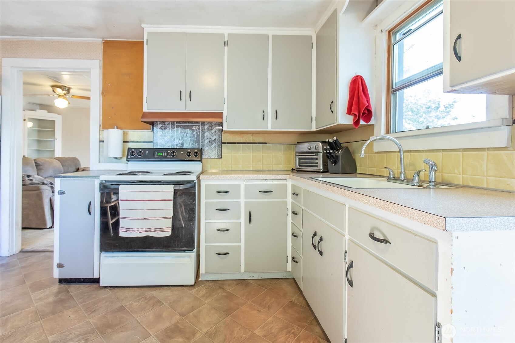 110 Strande Road Ellensburg, WA 98926 - Photo 9 of 39 a kitchen with granite countertop a sink stainless steel appliances and cabinets
