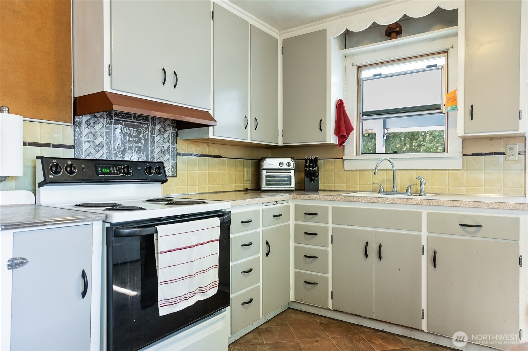 110 Strande Road Ellensburg, WA 98926 - Photo 10 of 39 a kitchen with stainless steel appliances granite countertop a sink stove and cabinets