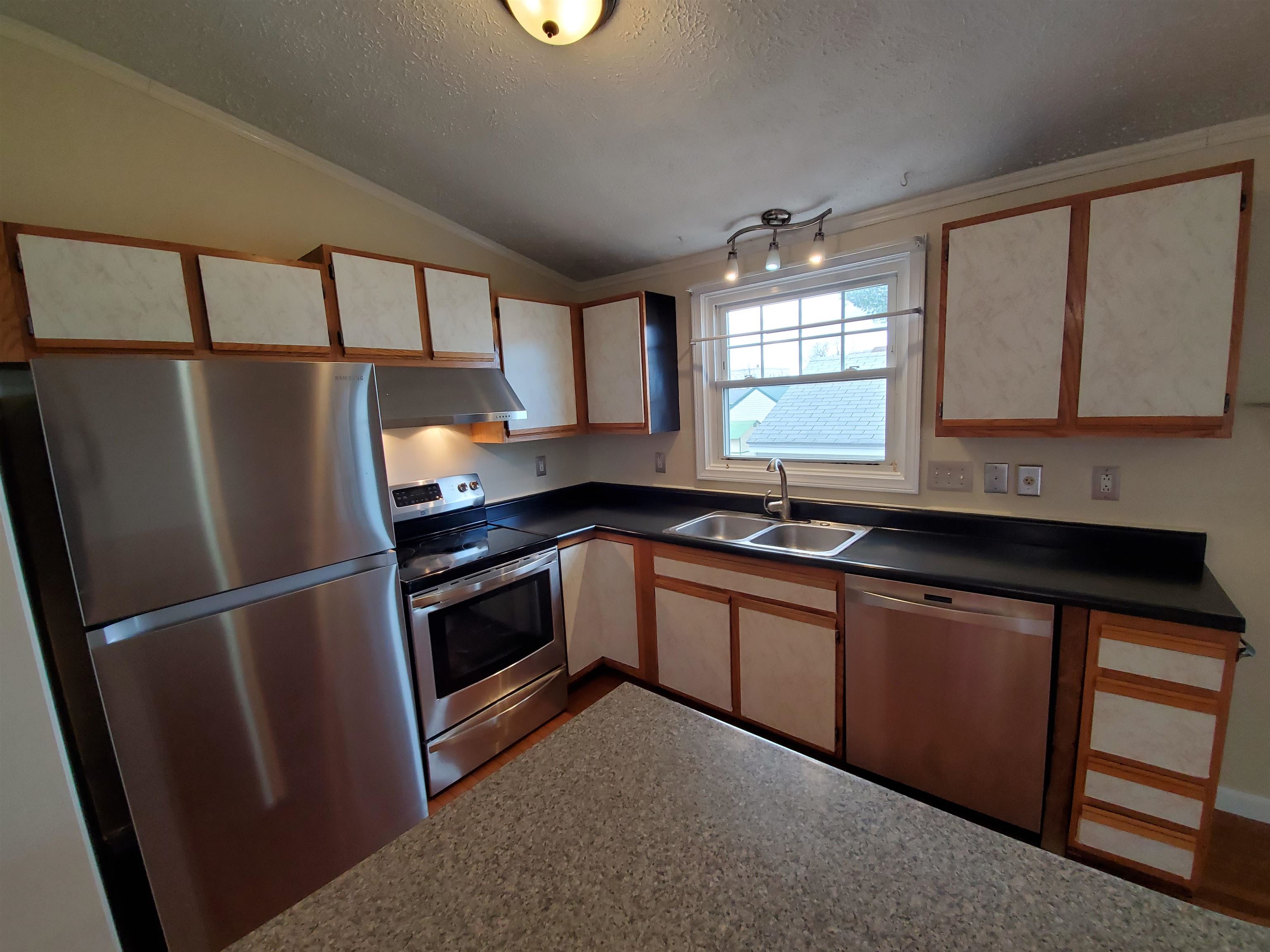 164 Maple Street, Unit C Manchester, NH 03103 - Photo 2 of 32