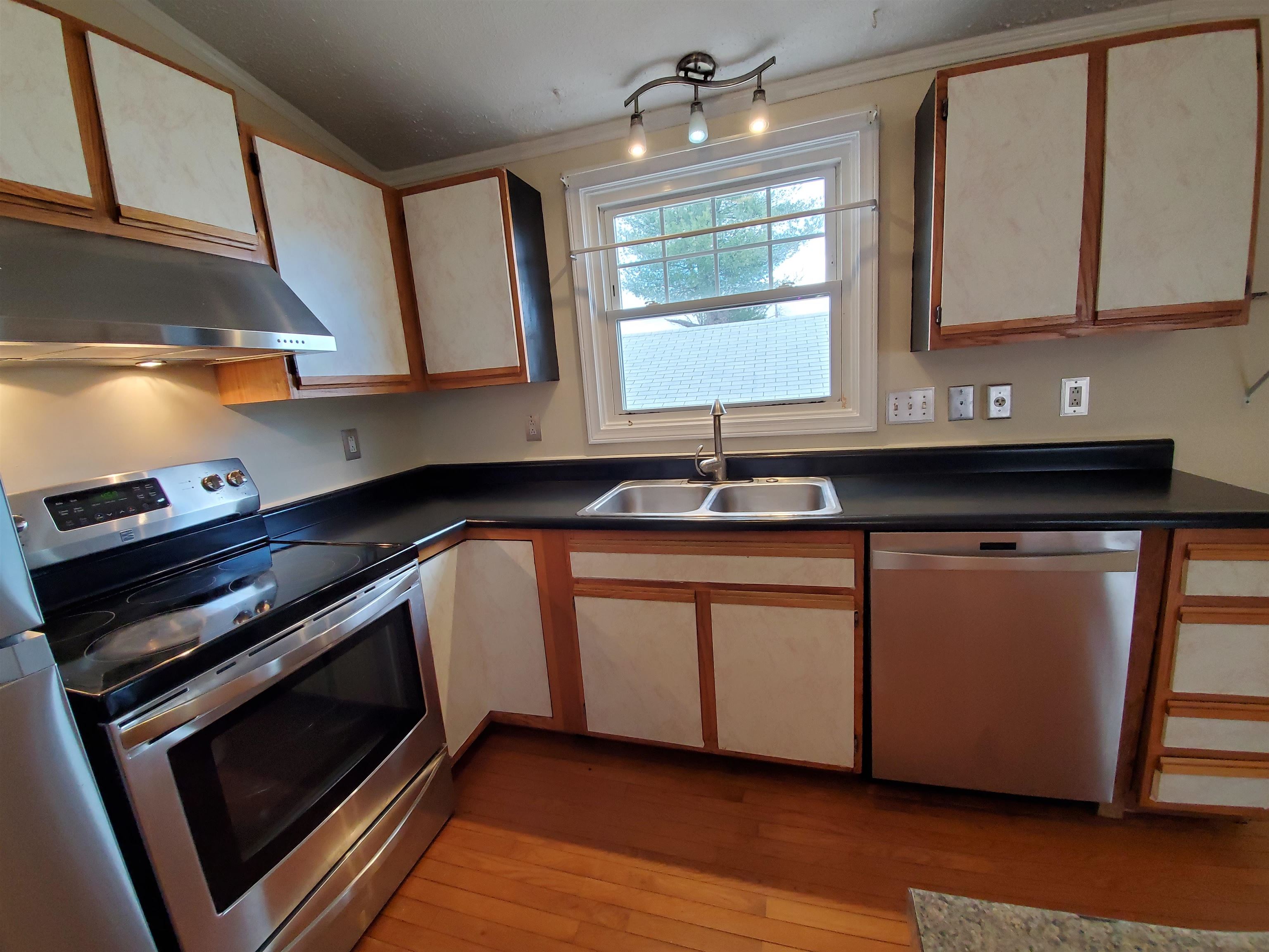 164 Maple Street, Unit C Manchester, NH 03103 - Photo 3 of 32