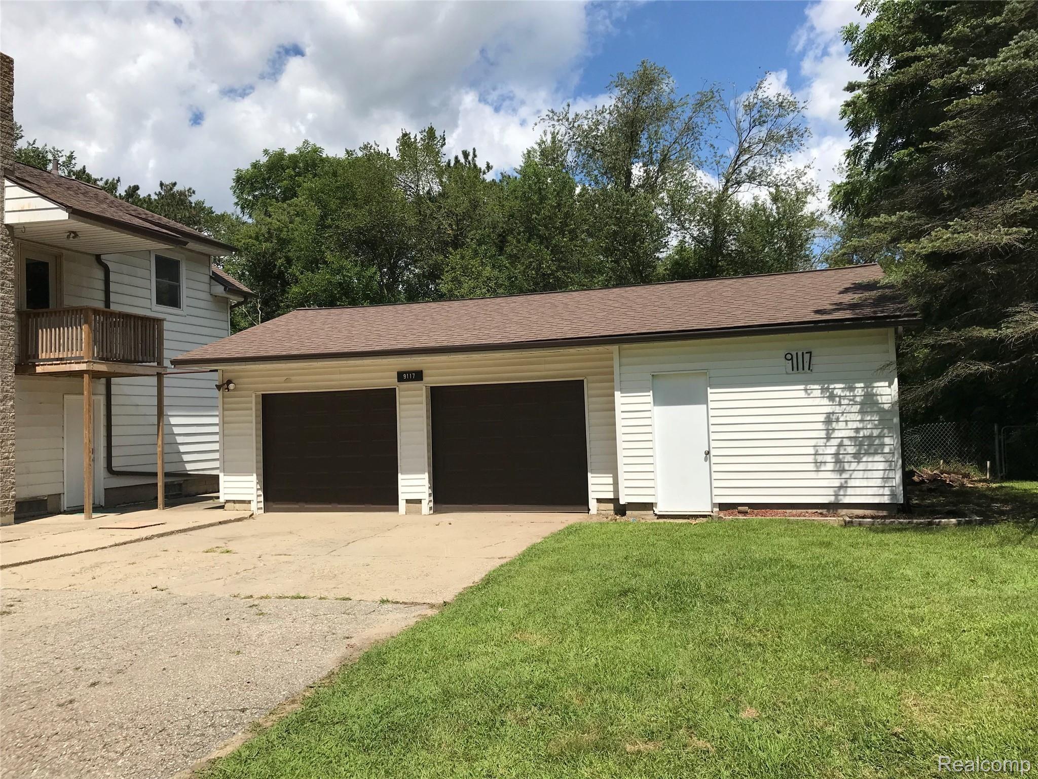 9117 Bennett Lake Road Fenton, MI 48430 - Photo 19 of 29 Garage is 960 SqFt!