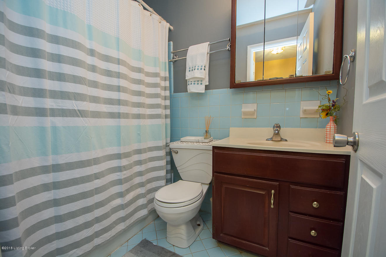 3746 Chatham Road Louisville, KY 40218 - Photo 19 of 32 Full Bath