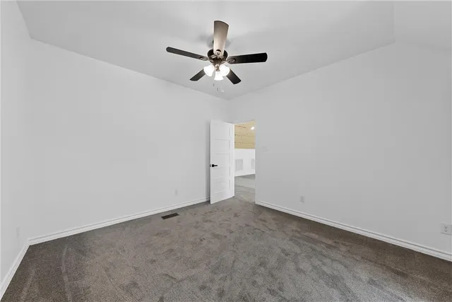 en empty room with ceiling fan