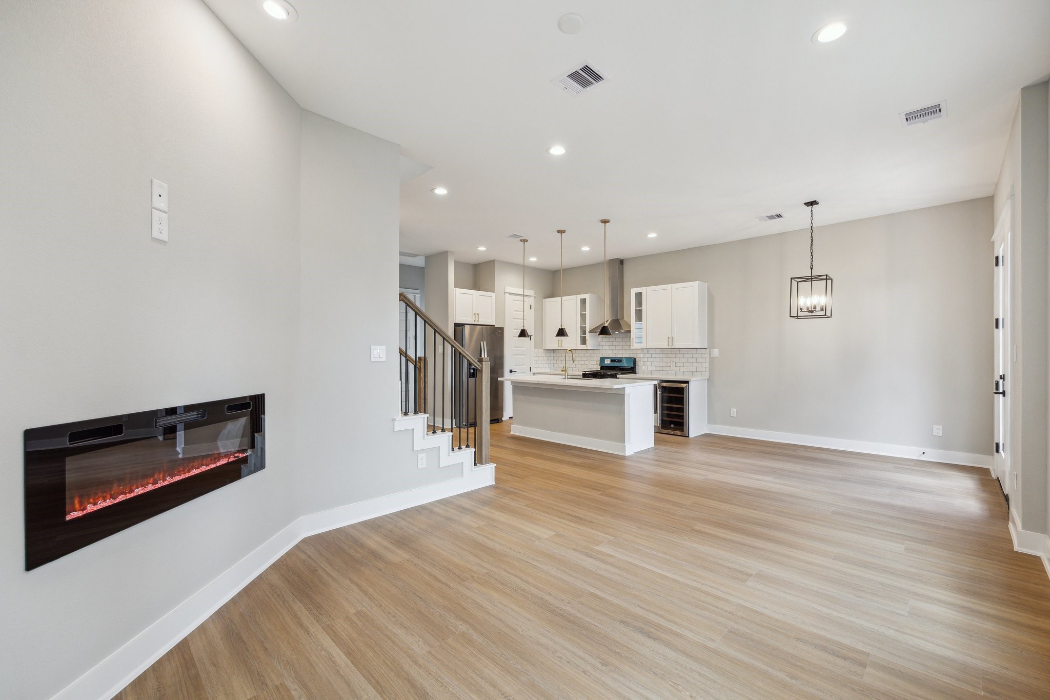 812 Thornton Road, Unit B Houston, TX 77018 - Photo 16 of 39 a view of kitchen with microwave and refrigerator