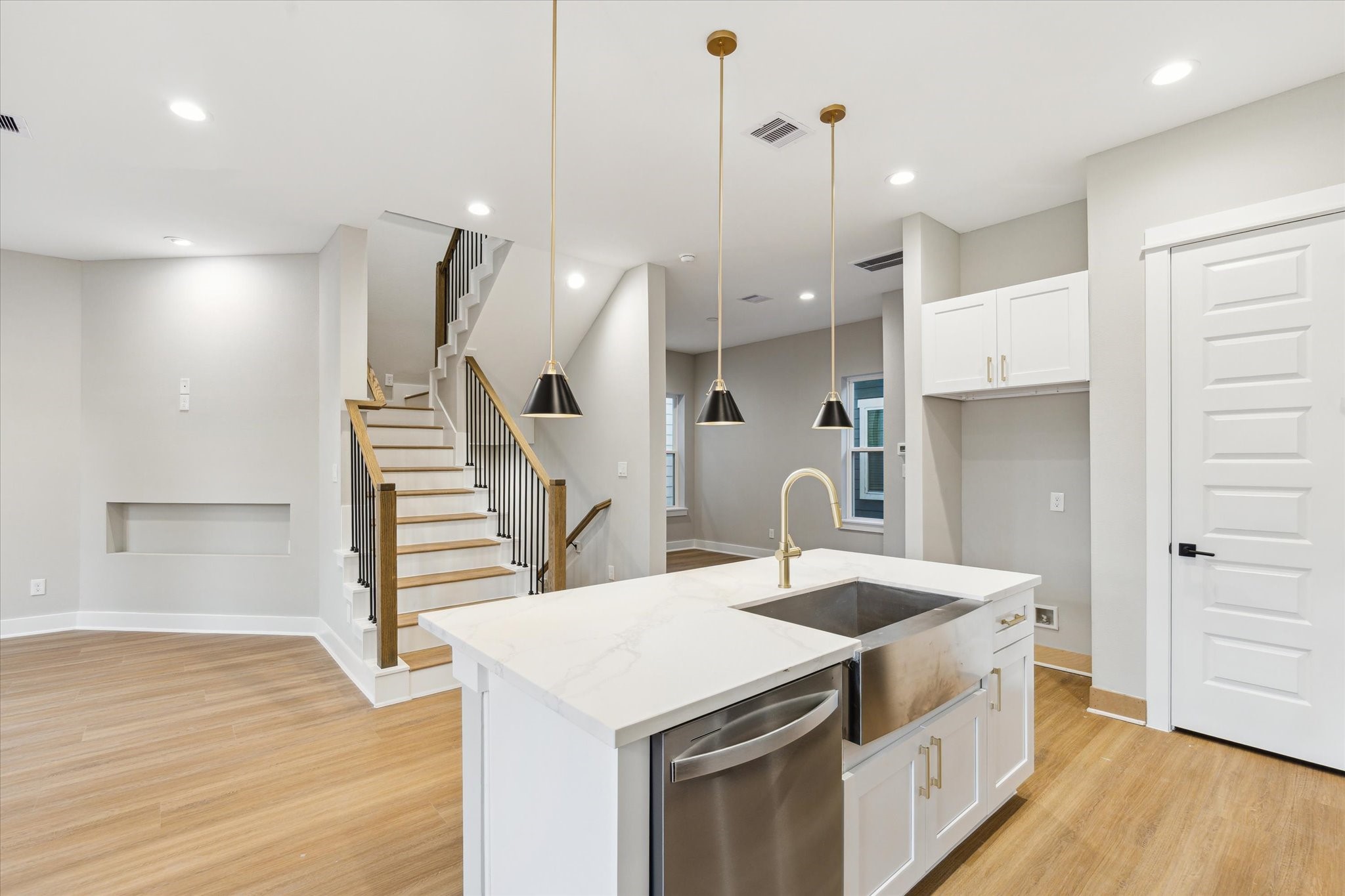 812 Thornton Road, Unit B Houston, TX 77018 - Photo 19 of 39 a kitchen with stove and refrigerator