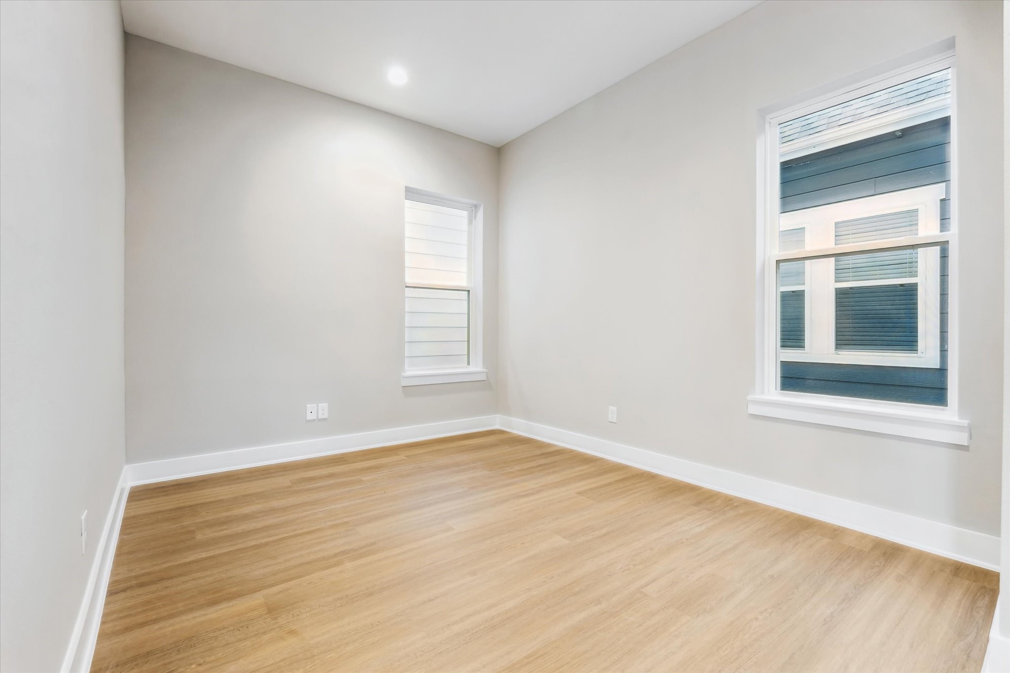 812 Thornton Road, Unit B Houston, TX 77018 - Photo 23 of 39 an empty room with wooden floor and windows