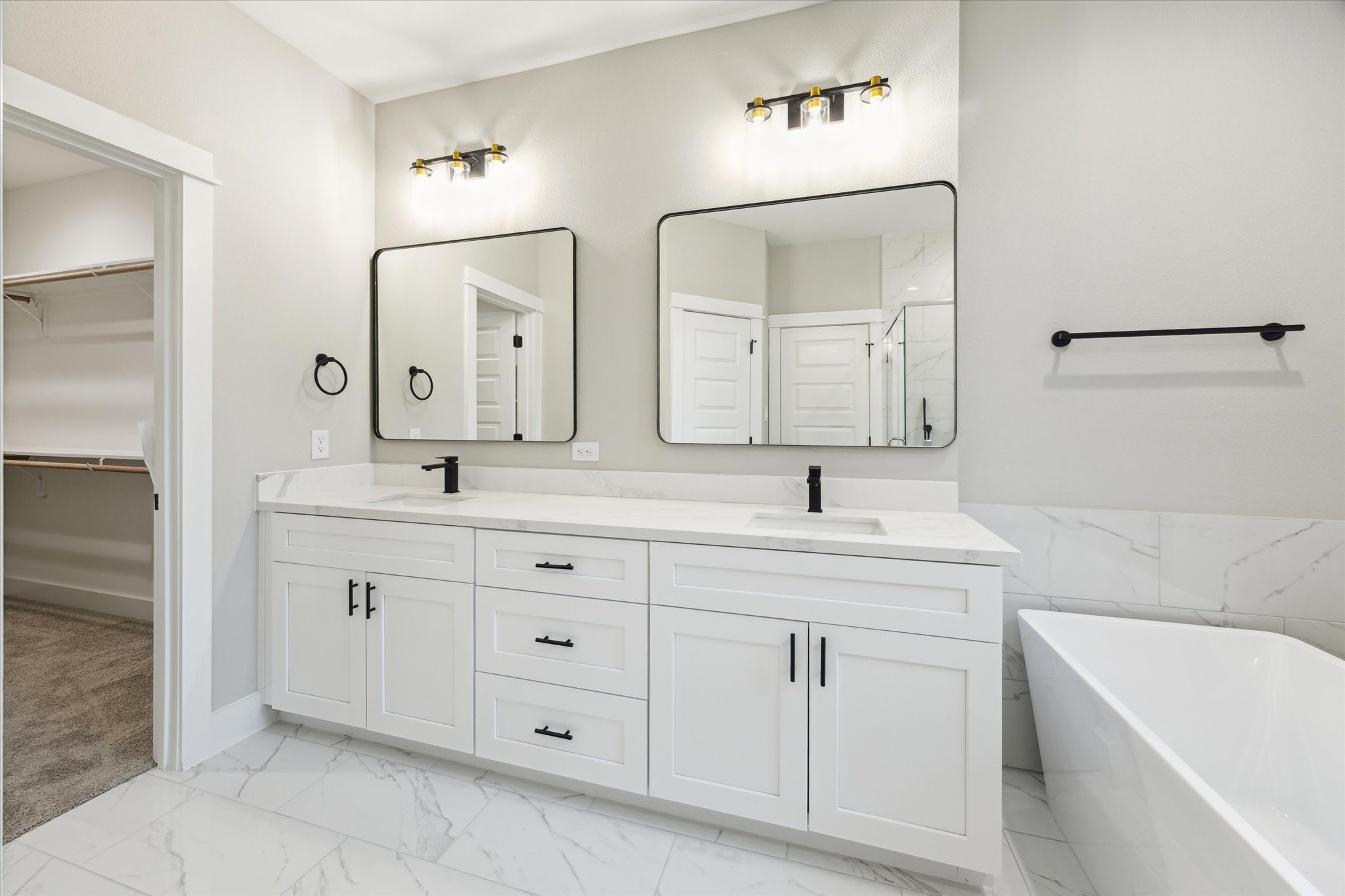812 Thornton Road, Unit B Houston, TX 77018 - Photo 31 of 39 a bathroom with a double vanity sink mirror and bathtub