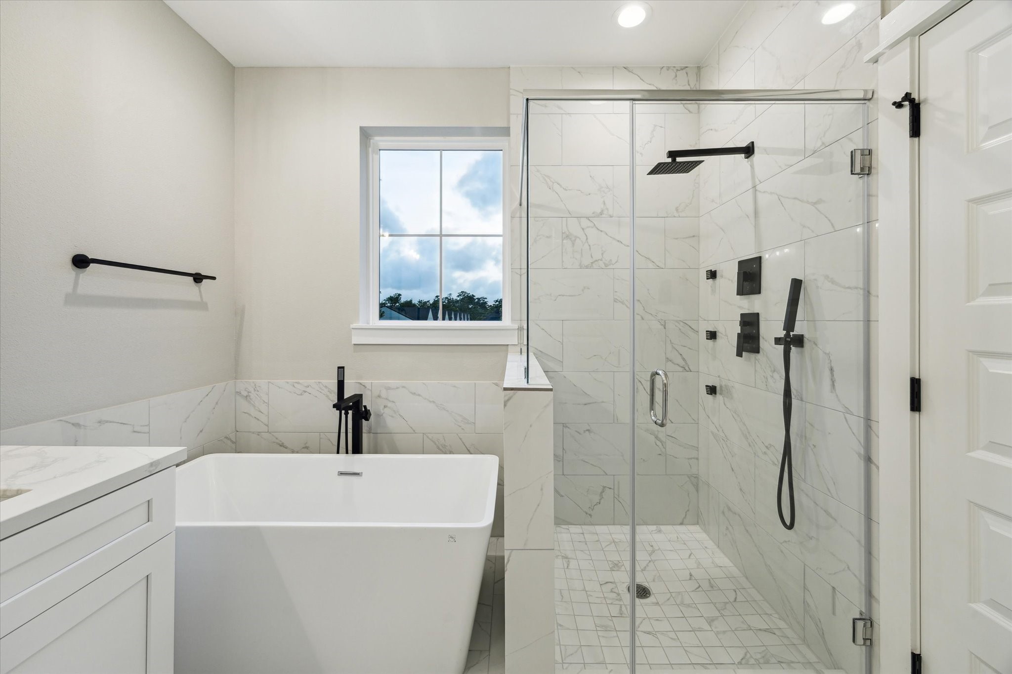 812 Thornton Road, Unit B Houston, TX 77018 - Photo 32 of 39 a bathroom with a bathtub and shower