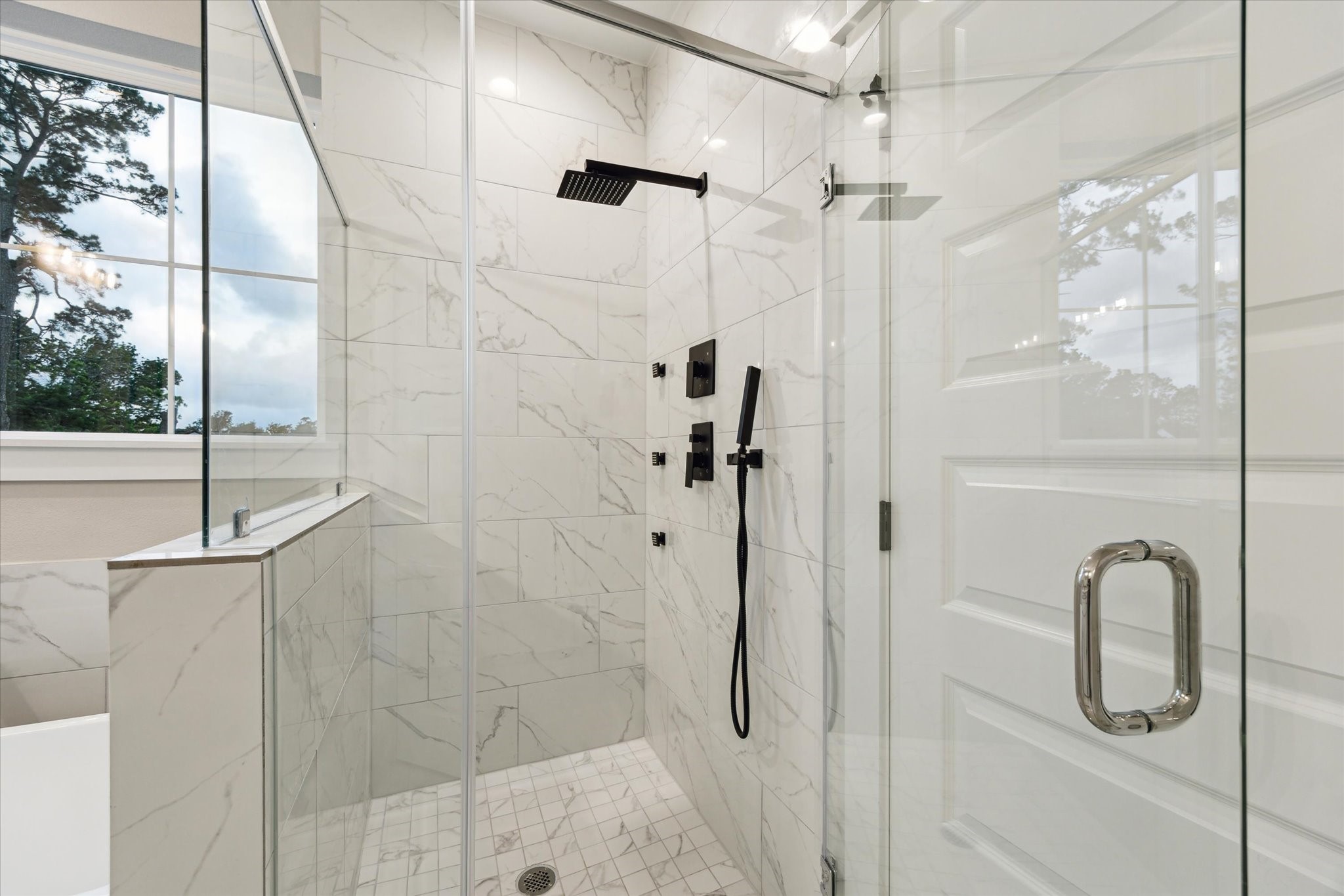 812 Thornton Road, Unit B Houston, TX 77018 - Photo 33 of 39 a bathroom with a shower