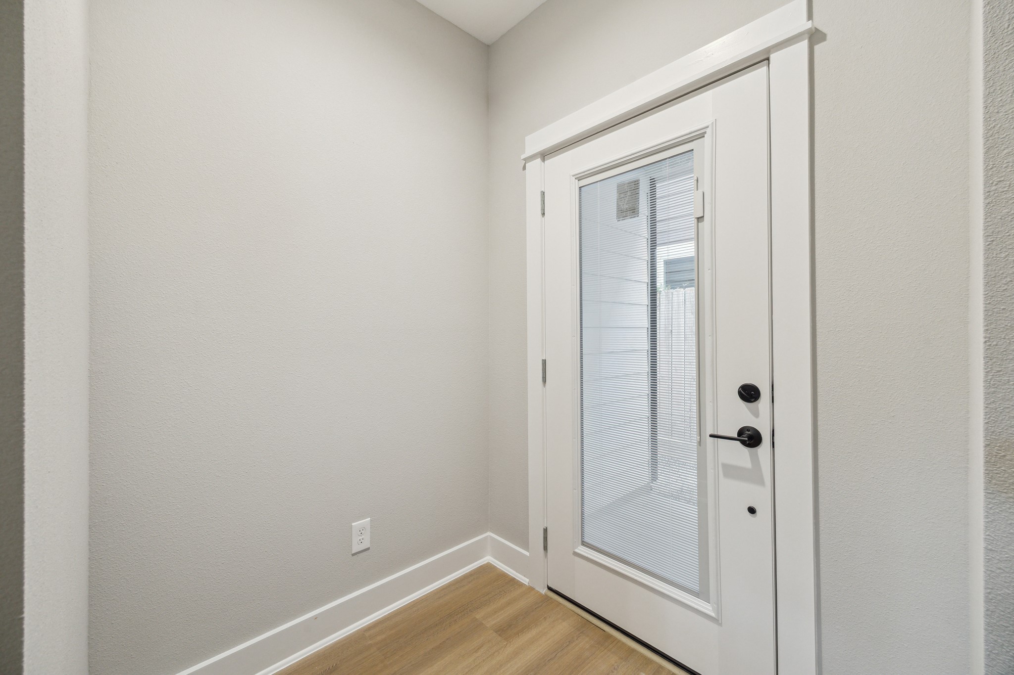 812 Thornton Road, Unit B Houston, TX 77018 - Photo 5 of 39 a view of a small space