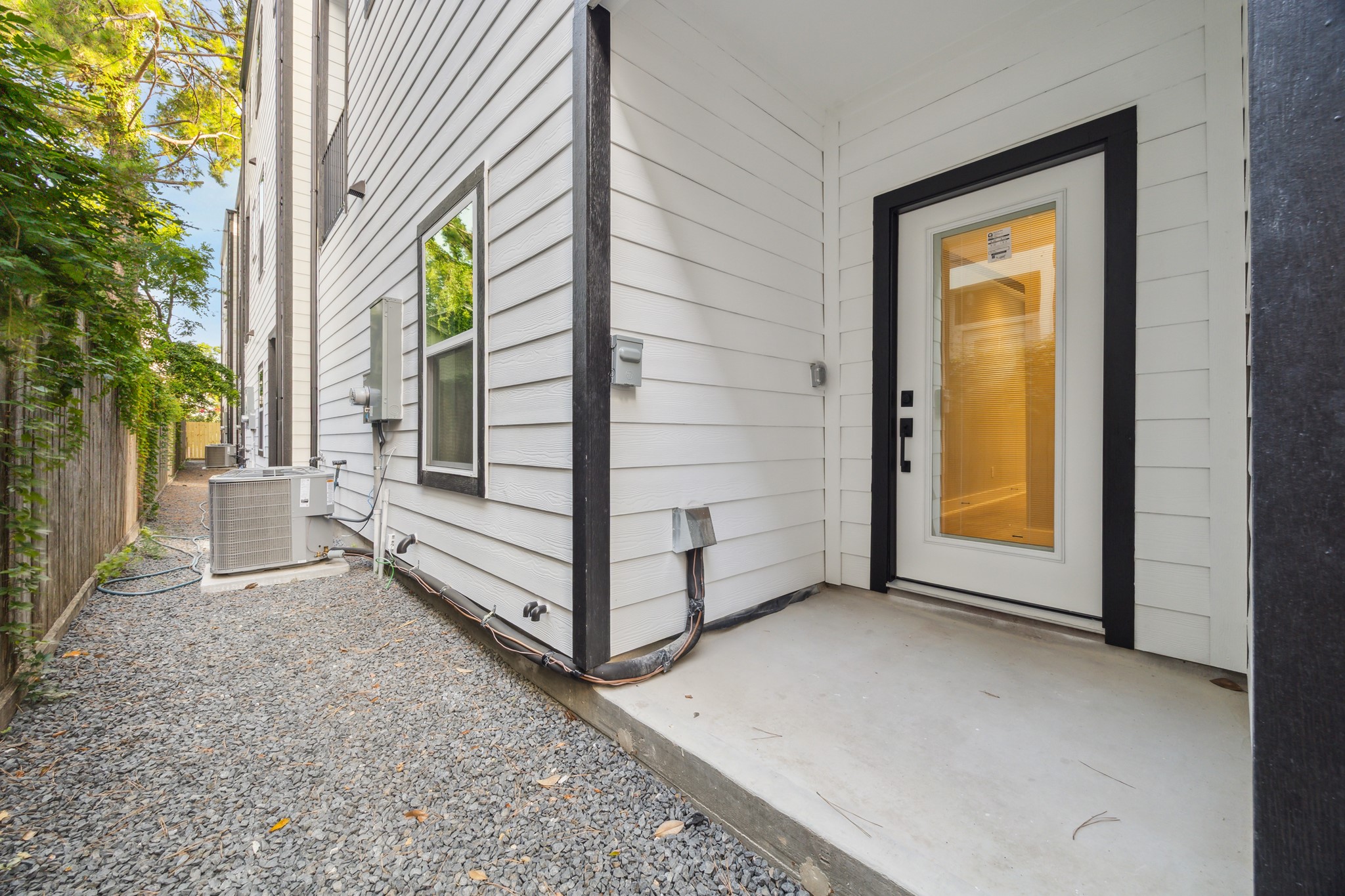 812 Thornton Road, Unit B Houston, TX 77018 - Photo 7 of 39 a view of an front door and bedroom