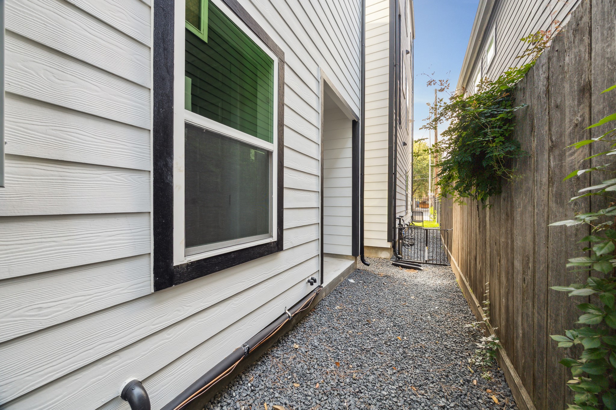 812 Thornton Road, Unit B Houston, TX 77018 - Photo 8 of 39 a view of a pathway of a house