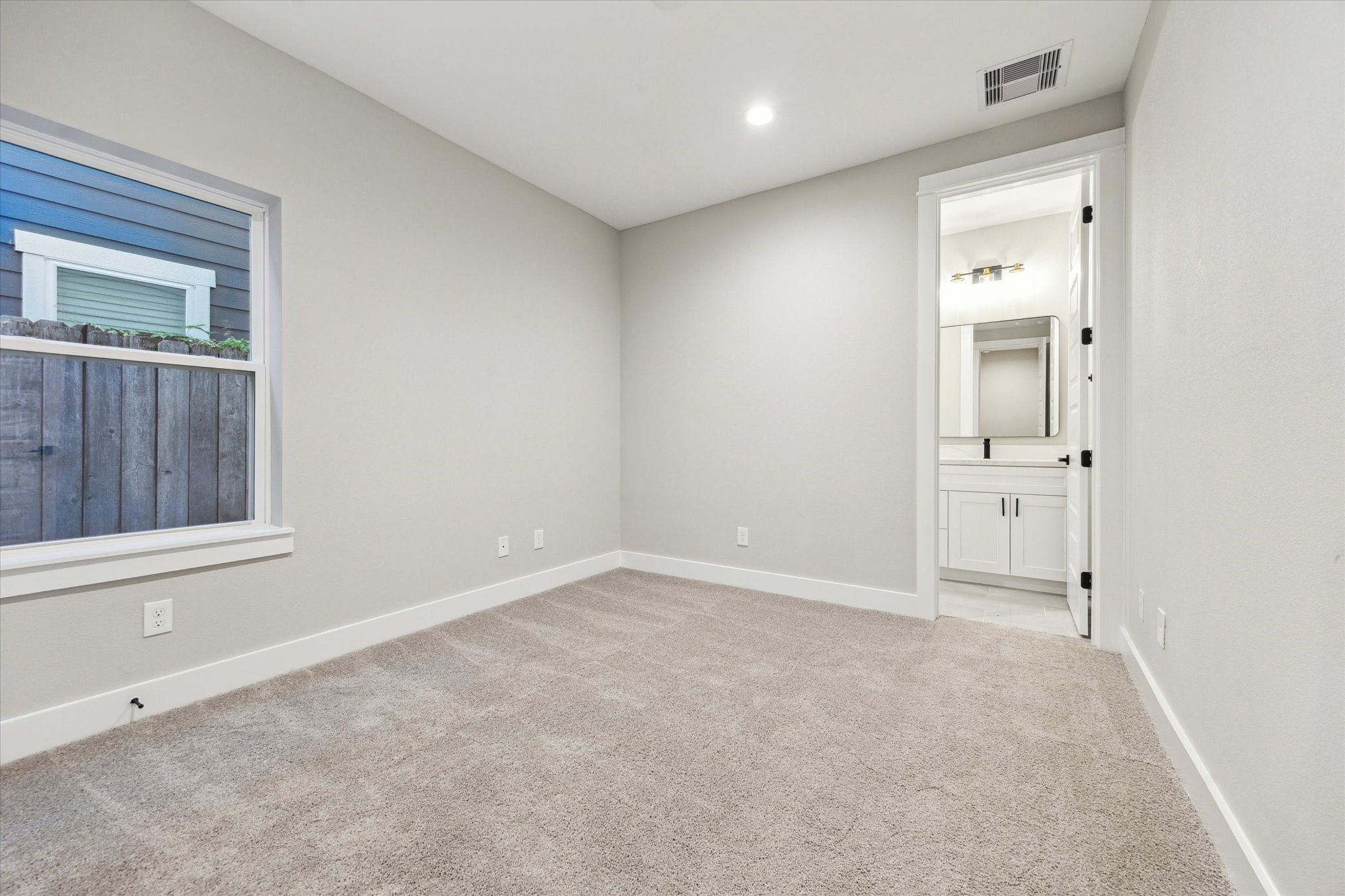 812 Thornton Road, Unit B Houston, TX 77018 - Photo 9 of 39 an empty room with a window and mirror