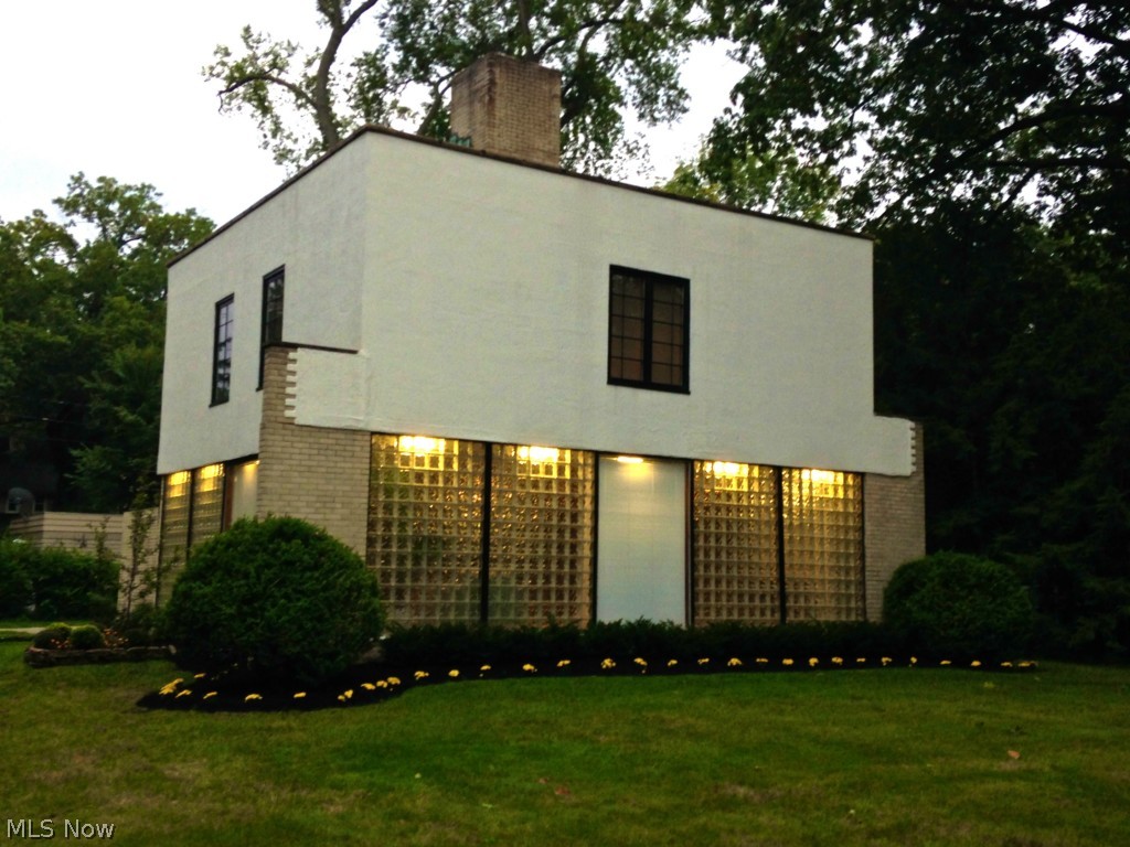 2424 Stratford Road Cleveland, OH 44118 - Photo 1 of 25 Gallery Image 1