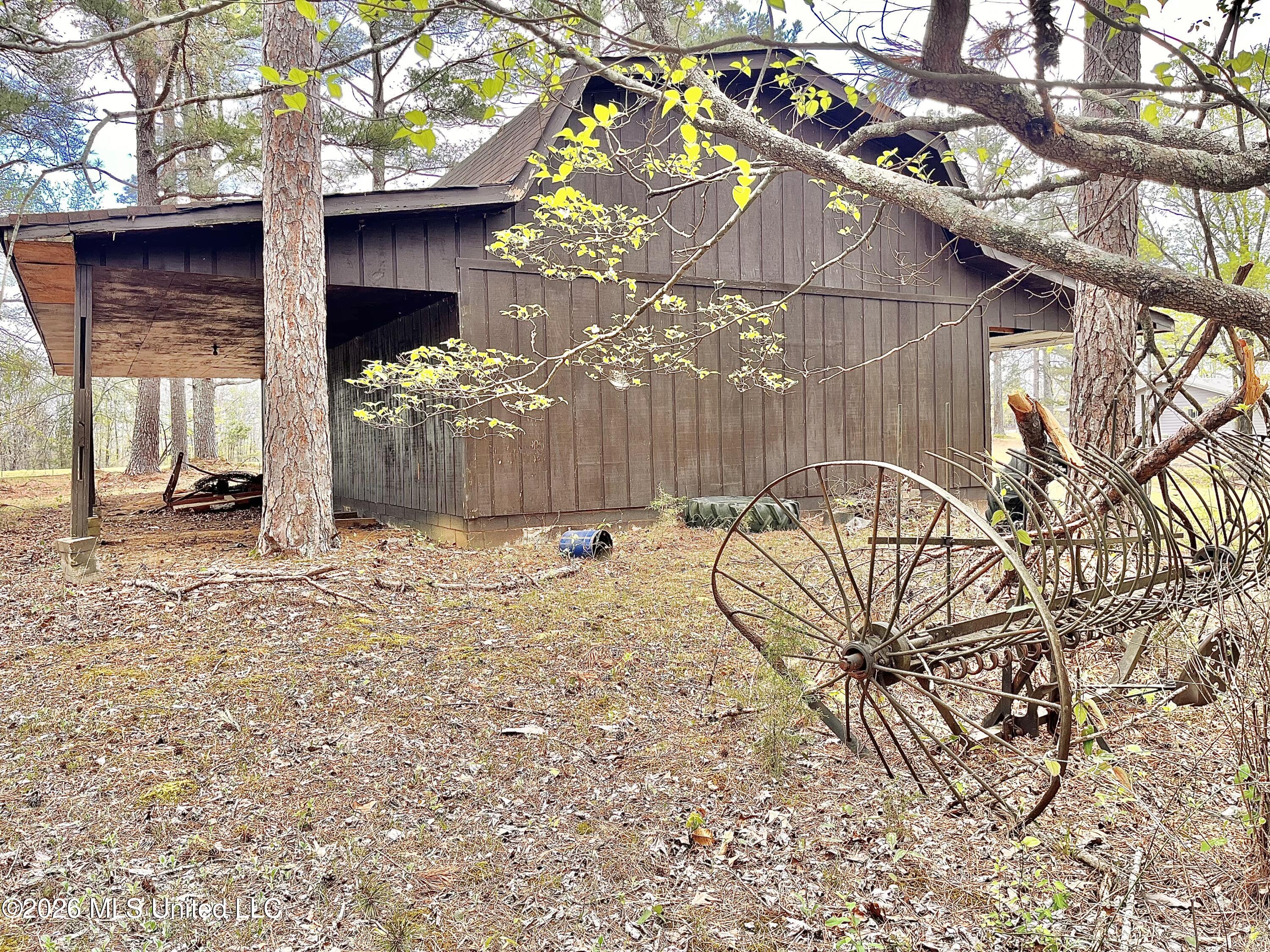 3221 Pine Grove Road Blue Mountain, MS 38610 - Photo 15 of 30 barn west side