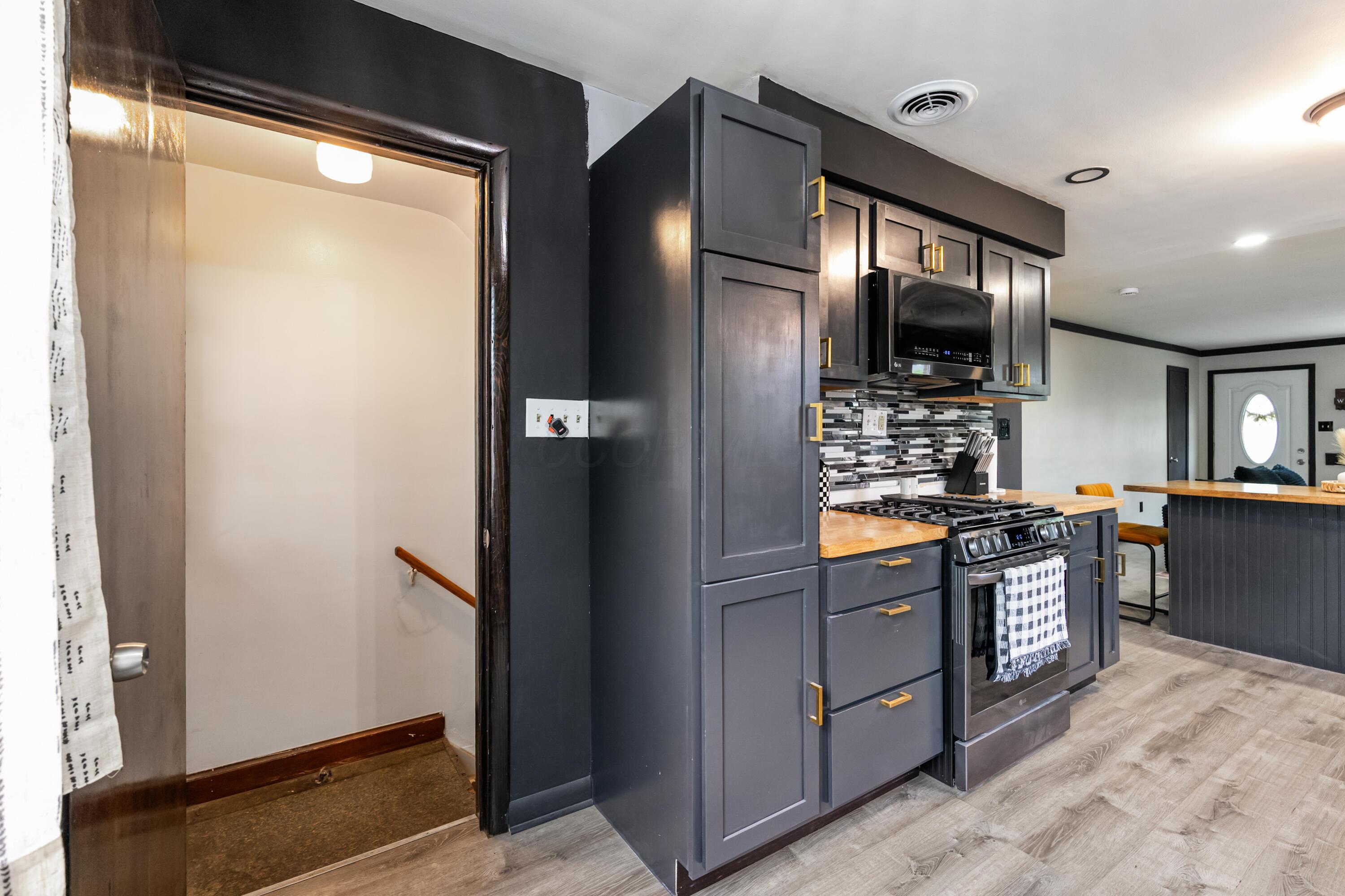 390 Topsfield Road Columbus, OH 43228 - Photo 14 of 44 Kitchen