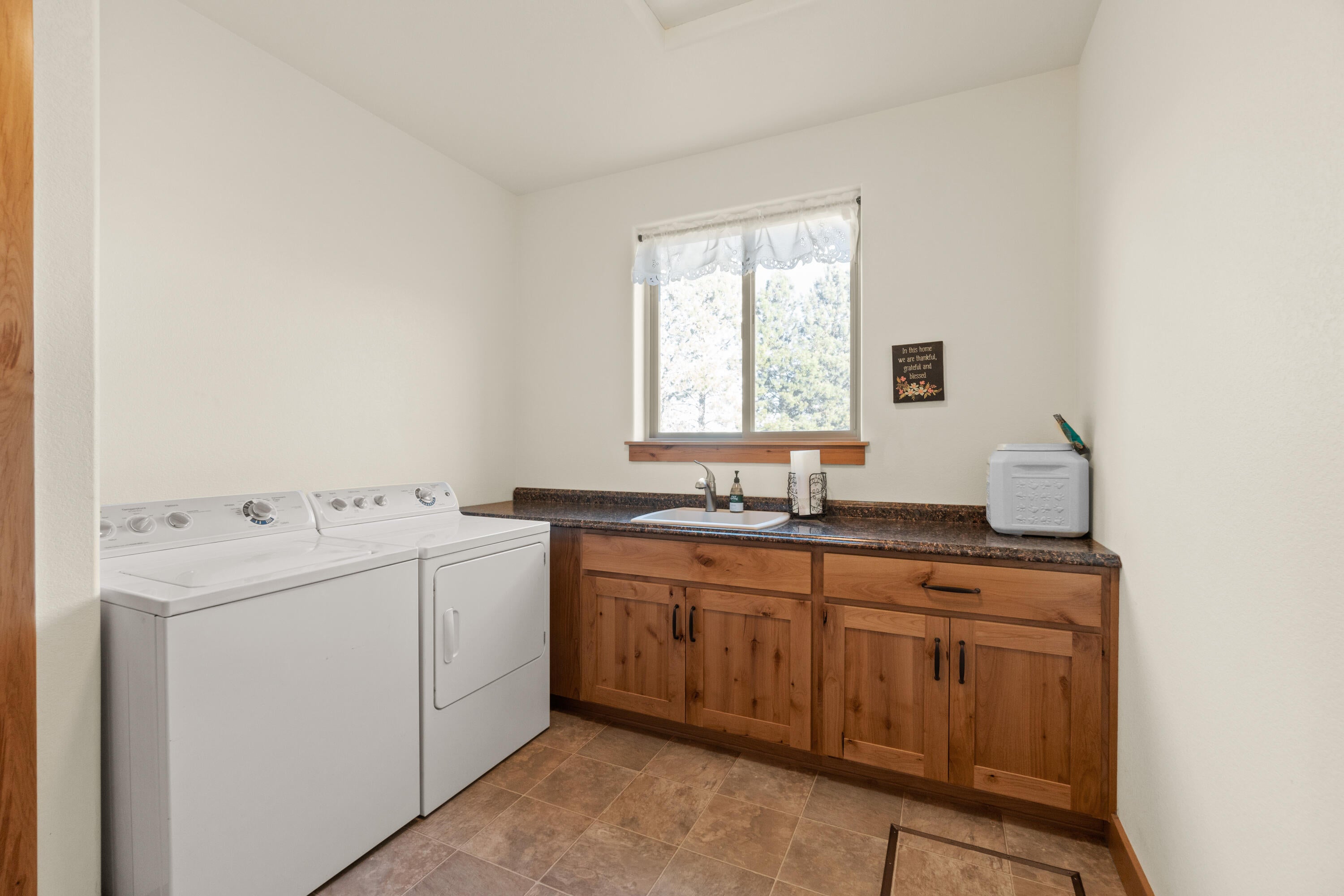 21415 Modoc Lane Bend, OR 97702 - Photo 23 of 35 DSC05036