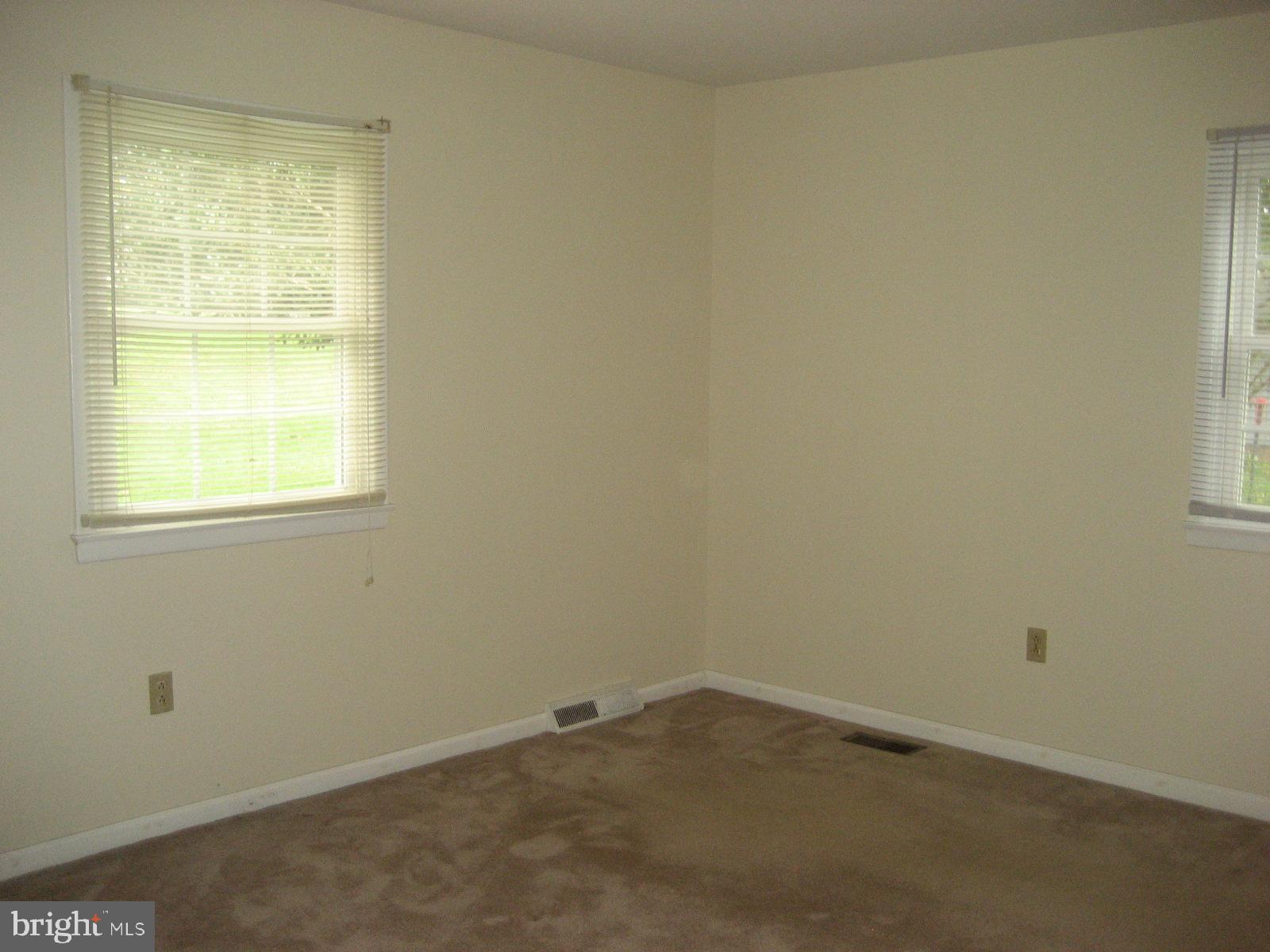 209 Dover Road Warrenton, VA 20186 - Photo 25 of 30 an empty room with a window