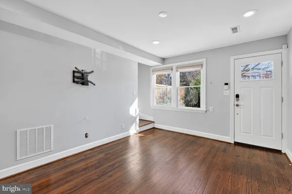 $3,500 | 124 Baggett Place, Alexandria, VA 22314