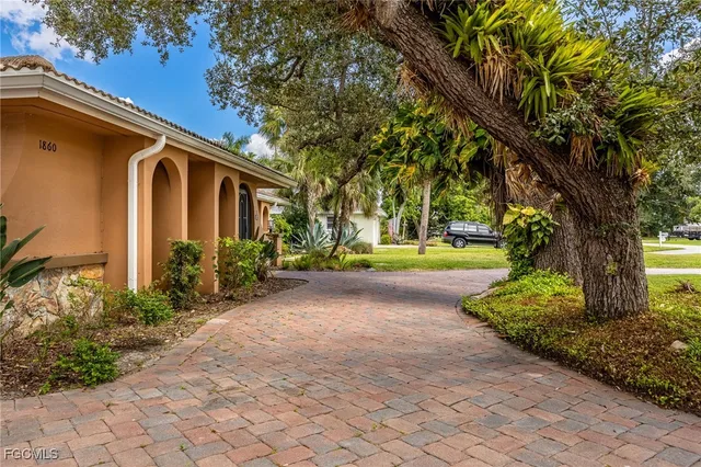 a view of an empty room with a kitchen