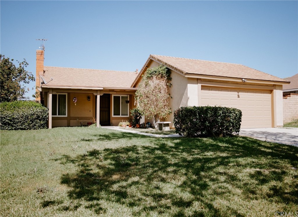Spacious Front Lawn