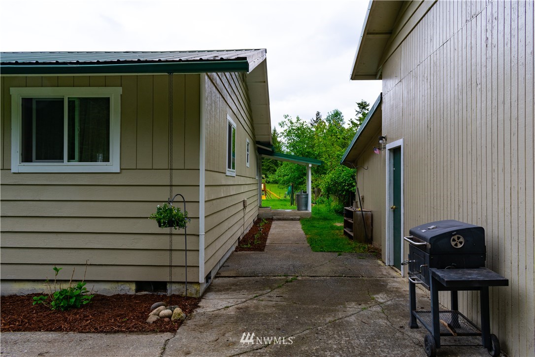 15530 Runyon Road Southeast Rainier, WA 98576 - Photo 3 of 36