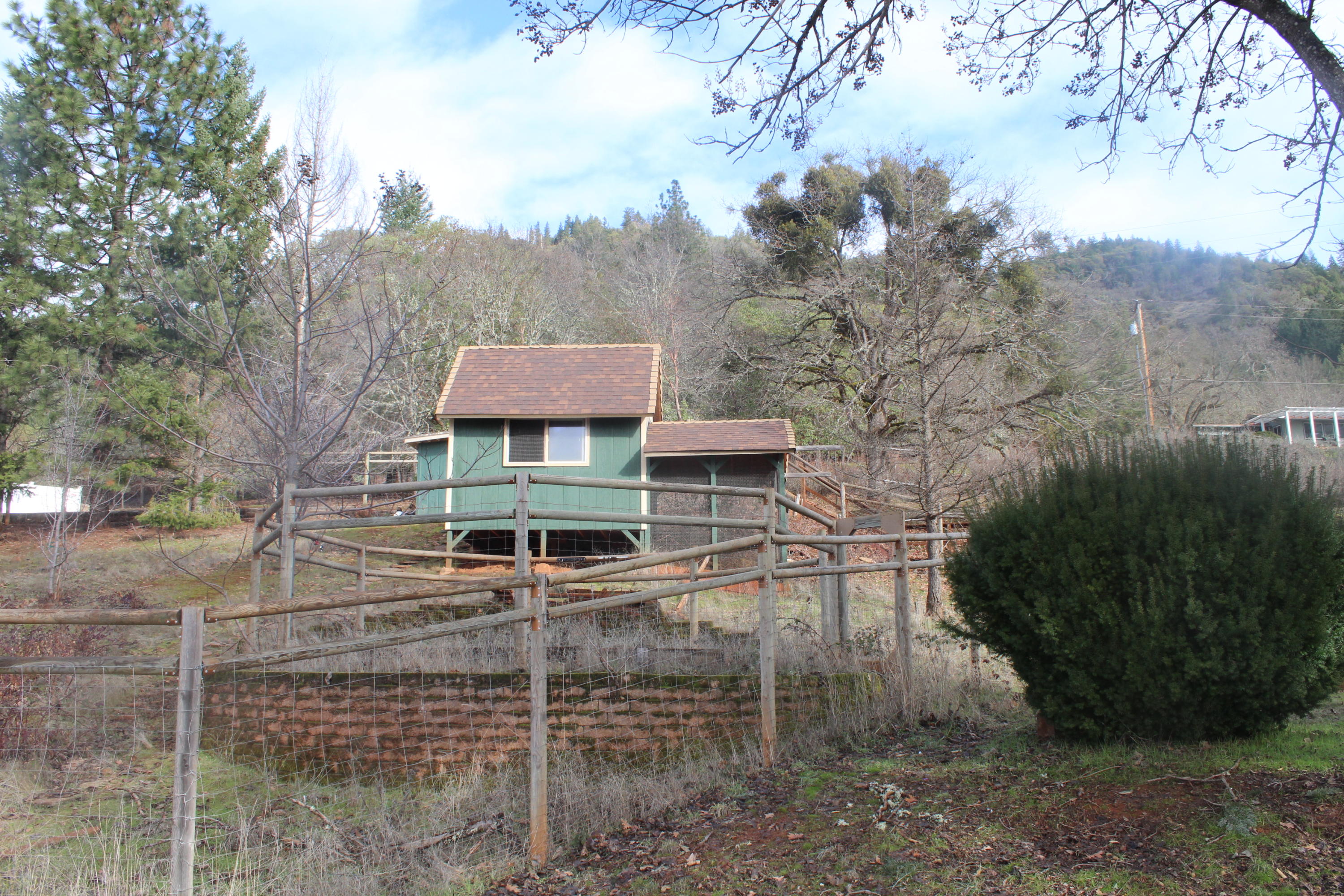 682 Trollview Road Grants Pass, OR 97527 - Photo 32 of 39 fenced chicken coop