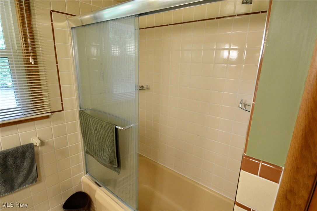 2724 Spitler Road Youngstown, OH 44514 - Photo 19 of 30 Full bathroom with combined bath / shower with glass door