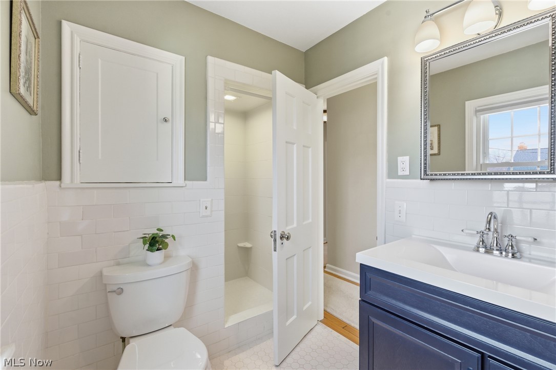 2552 Channing Road Cleveland, OH 44118 - Photo 19 of 33 Alternate view of second floor full bathroom with separate shower and storage.