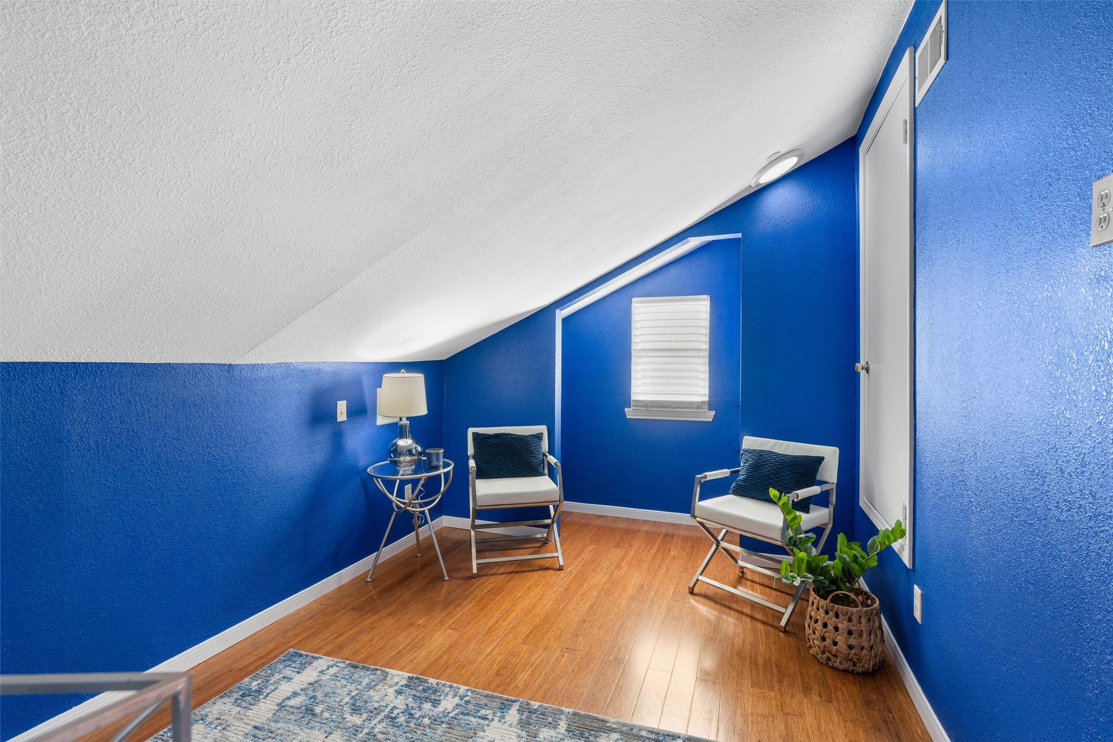 11902 Barrington Way Austin, TX 78759 - Photo 21 of 30 Featuring a textured wall and light wood finished floors