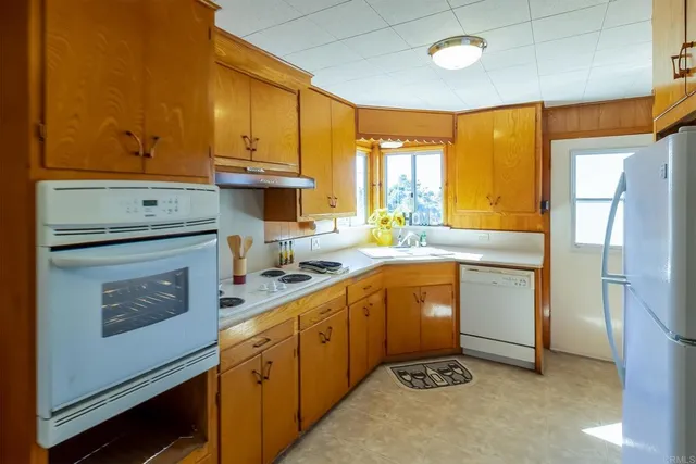 a view of a storage & utility room with washer and dryer