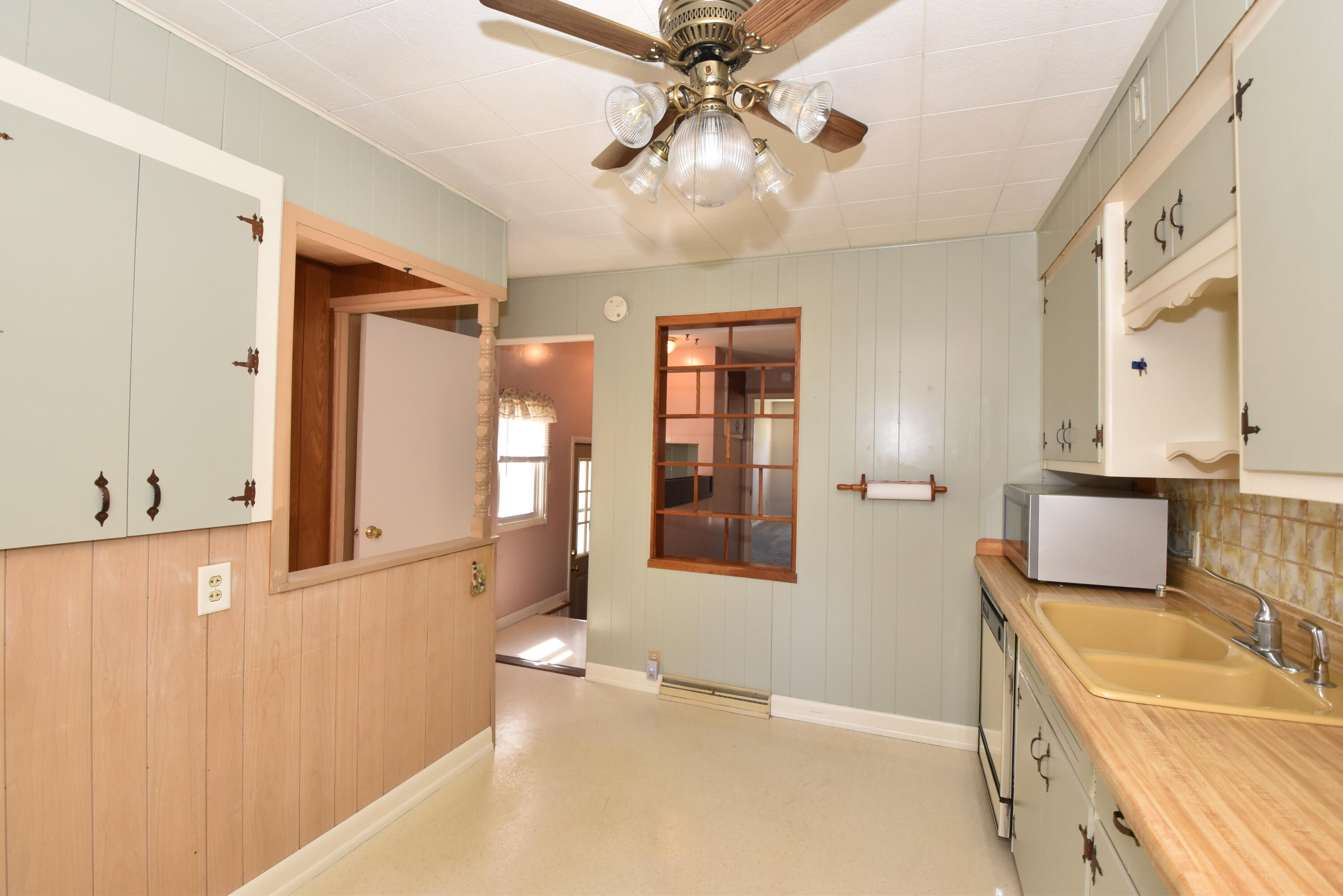206 Belmont Avenue Racine, WI 53405 - Photo 10 of 42 Kitchen