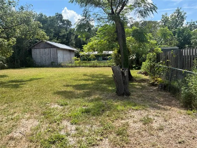 a view of a back yard