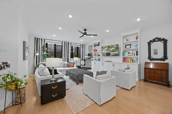 $950,000 | 2759 West Lawrence Avenue, Unit 1W, Chicago, IL 60625