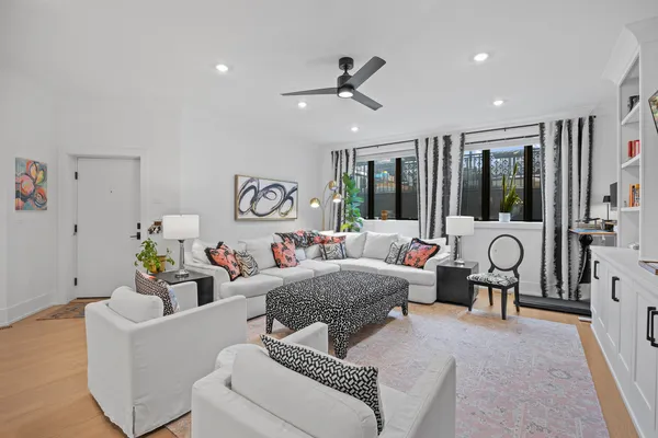 $950,000 | 2759 West Lawrence Avenue, Unit 1W, Chicago, IL 60625
