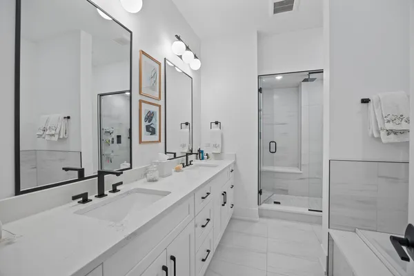 $950,000 | 2759 West Lawrence Avenue, Unit 1W, Chicago, IL 60625