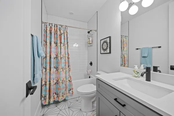 $950,000 | 2759 West Lawrence Avenue, Unit 1W, Chicago, IL 60625