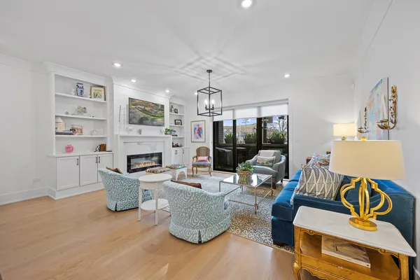 $950,000 | 2759 West Lawrence Avenue, Unit 1W, Chicago, IL 60625