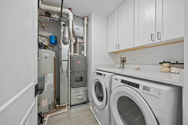$950,000 | 2759 West Lawrence Avenue, Unit 1W, Chicago, IL 60625