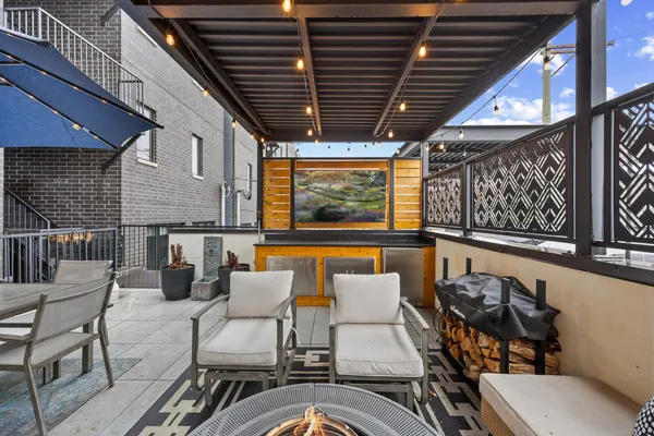 $950,000 | 2759 West Lawrence Avenue, Unit 1W, Chicago, IL 60625