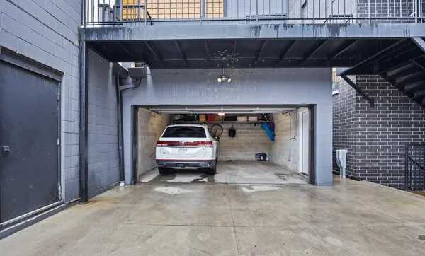 $950,000 | 2759 West Lawrence Avenue, Unit 1W, Chicago, IL 60625