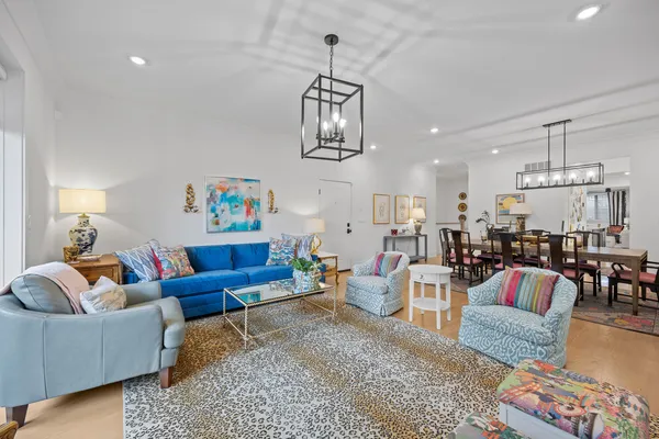 $950,000 | 2759 West Lawrence Avenue, Unit 1W, Chicago, IL 60625