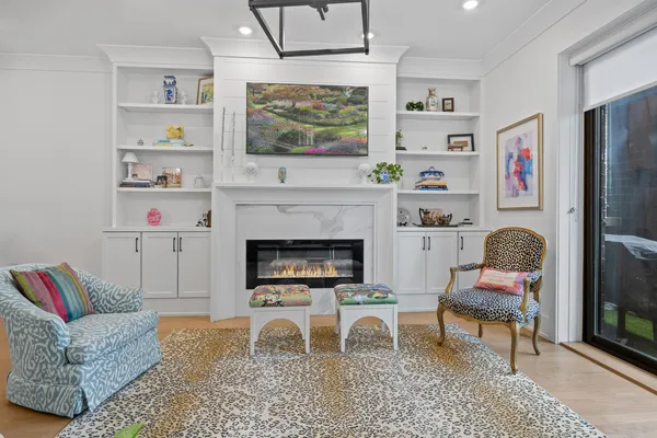 $950,000 | 2759 West Lawrence Avenue, Unit 1W, Chicago, IL 60625