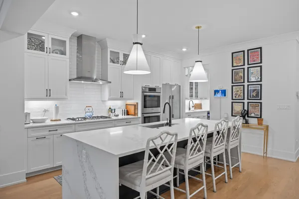 $950,000 | 2759 West Lawrence Avenue, Unit 1W, Chicago, IL 60625