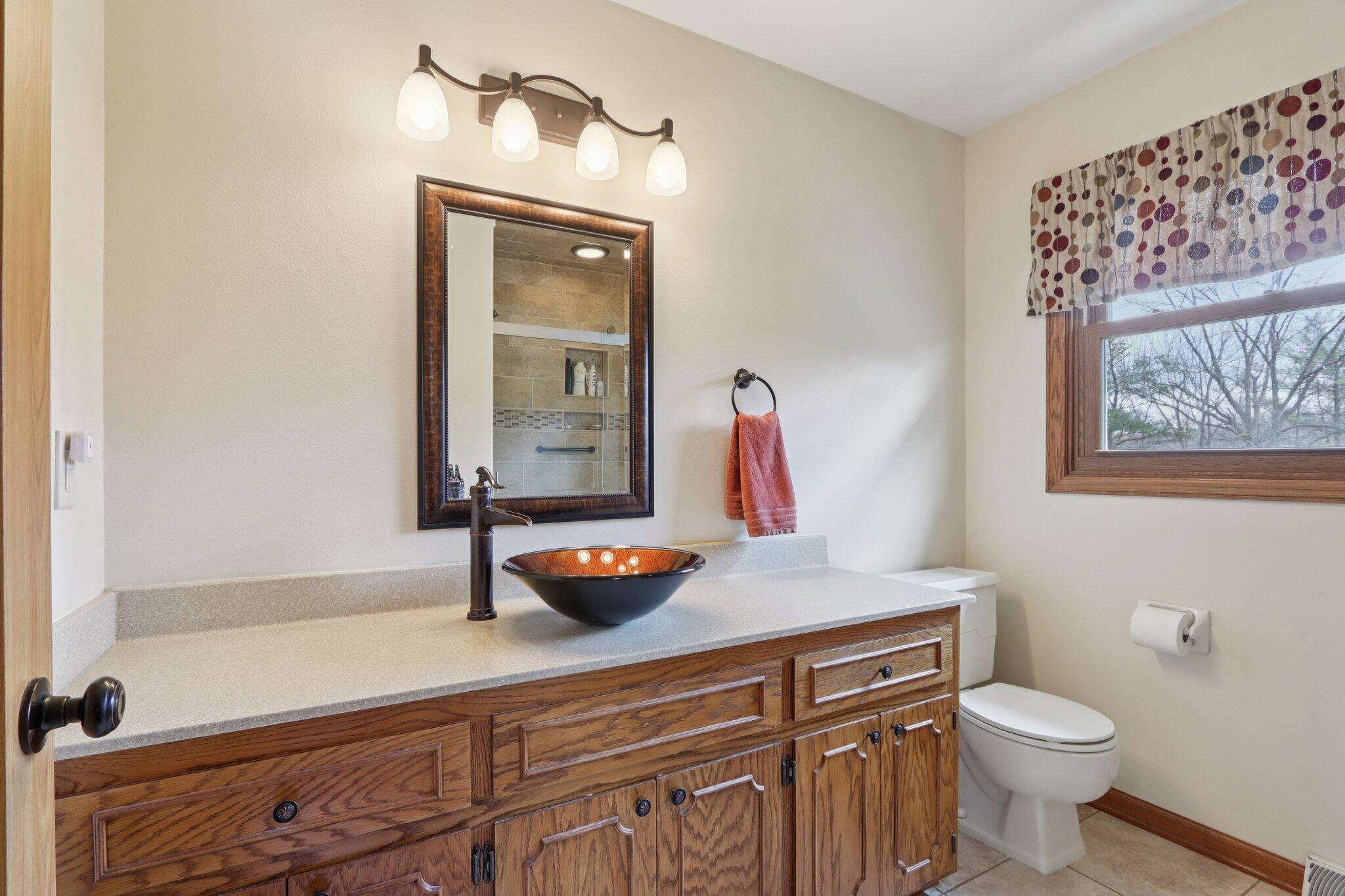 N61W29595 South Woodfield Road Merton, WI 53029 - Photo 22 of 44 Primary Bath