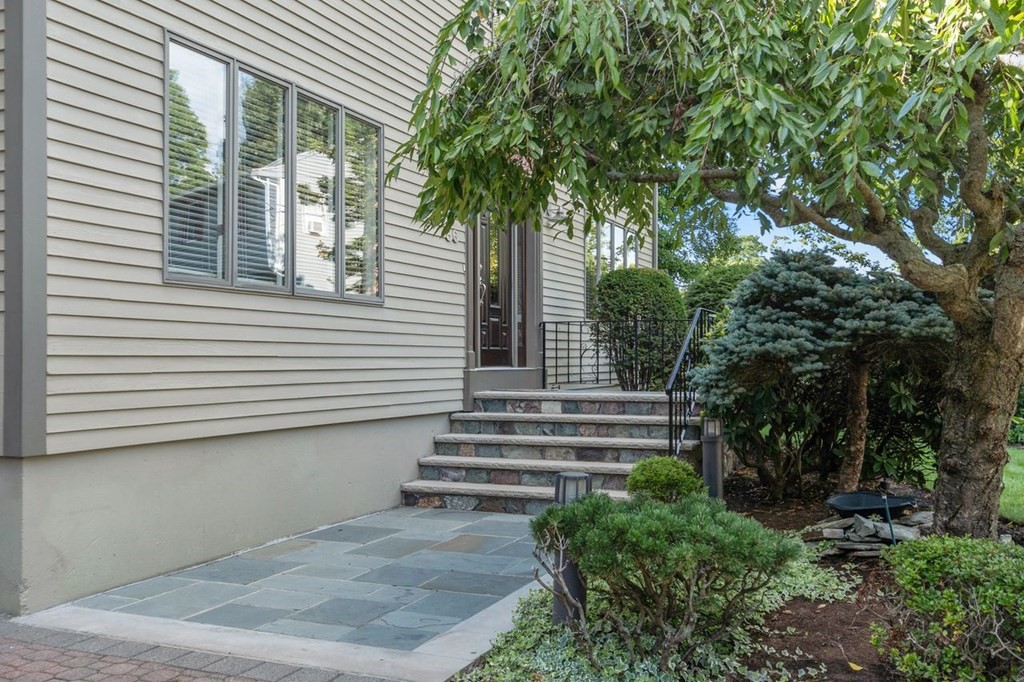 86 Ellsworth Road Peabody, MA 01960 - Photo 4 of 42 Gallery Image 4
